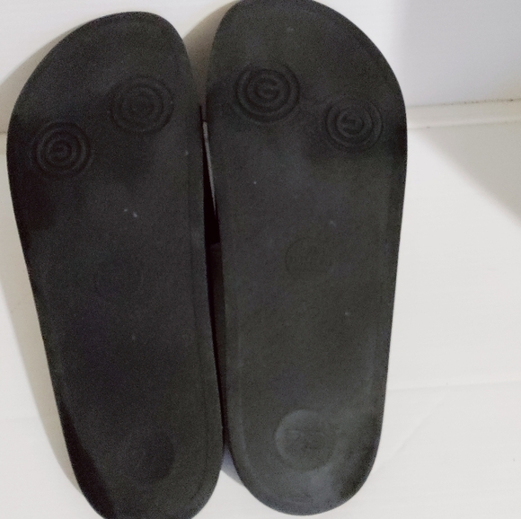 Gucci Men's Classic Slides – Size 9 – Authentic Luxury Comfort - Picture 10 of 15